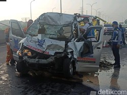 Minibus Tabrak Truk di Tol Sidoarjo, 3 Orang Luka Berat