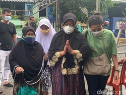 Isak Tangis Ibu Kru Sriwijaya Air SJ182 Fadly Satrianto Usai Tes DNA