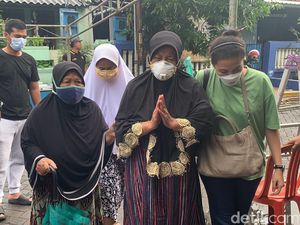 Isak Tangis Ibu Kru Sriwijaya Air SJ182 Fadly Satrianto Usai Tes DNA Isak Tangis Ibu Kru Sriwijaya Air SJ182 Fadly Satrianto Usai Tes DNA