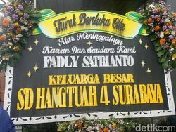 Karangan Bunga di Rumah Kru Sriwijaya Air SJ182 Fadly Satrianto