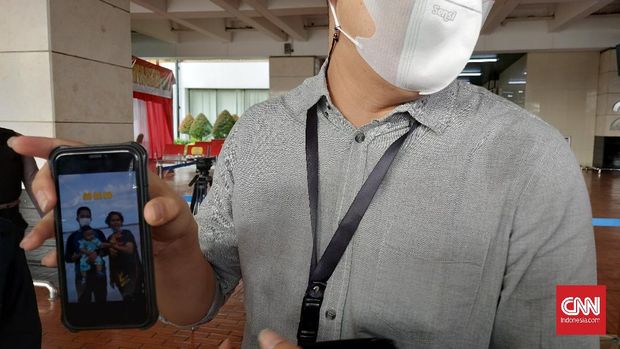 Keluarga korban mendatangi Posko crisis center Sriwijaya Air SJ 182 di Terminal 2D Bandara Internasional Soekarno-Hatta pada Minggu (10/1) pagi.