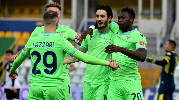 PARMA, ITALY - JANUARY 10: Luis Alberto of SS Lazio celebrates the opening goal with his team mates during the Serie A match between Parma Calcio and SS Lazio at Stadio Ennio Tardini on January 10, 2021 in Parma, Italy. (Photo by Marco Rosi/Getty Images)