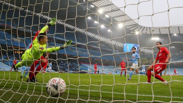 MANCHESTER, ENGLAND - JANUARY 10: Bernardo Silva of Manchester City scores their side's second goal past Andres Prieto of Birmingham City during the FA Cup Third Round match between Manchester City and Birmingham City at Etihad Stadium on January 10, 2021 in Manchester, England. Sporting stadiums around England remain under strict restrictions due to the Coronavirus Pandemic as Government social distancing laws prohibit fans inside venues resulting in games being played behind closed doors. (Photo by Alex Livesey/Getty Images)