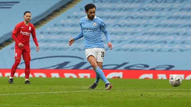 MANCHESTER, ENGLAND - JANUARY 10: Bernardo Silva of Manchester City scores their side's second goal during the FA Cup Third Round match between Manchester City and Birmingham City at Etihad Stadium on January 10, 2021 in Manchester, England. Sporting stadiums around England remain under strict restrictions due to the Coronavirus Pandemic as Government social distancing laws prohibit fans inside venues resulting in games being played behind closed doors. (Photo by Alex Livesey/Getty Images)