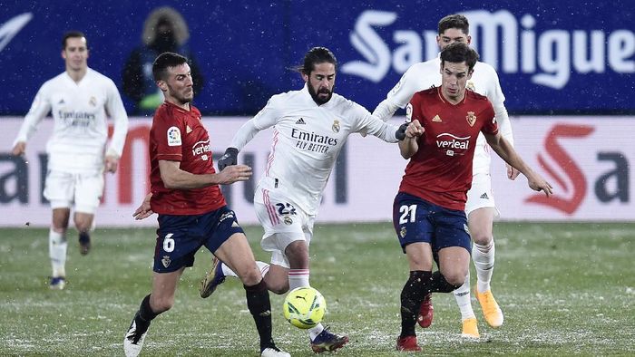 Osasuna vs Real Madrid PAMPLONA, SPAIN - JANUARY 09: Isco of Real Madrid battles for possession with Oier Sanjurjo and Inigo Perez of CA Osasuna during the La Liga Santander match between C.A. Osasuna and Real Madrid at Estadio El Sadar on January 09, 2021 in Pamplona, Spain. Sporting stadiums around Spain remain under strict restrictions due to the Coronavirus Pandemic as Government social distancing laws prohibit fans inside venues resulting in games being played behind closed doors. (Photo by Juan Manuel Serrano Arce/Getty Images)