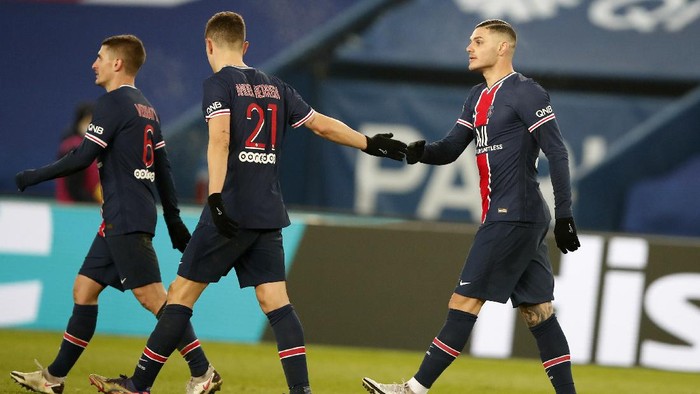 PSGs Mauro Icardi, right, celebrates with PSGs Ander Herrera after scoring his sides second goal during the French League One soccer match between Paris Saint-Germain and Brest at the Parc des Princes in Paris, Saturday, Jan. 9, 2021. (AP Photo/Francois Mori)