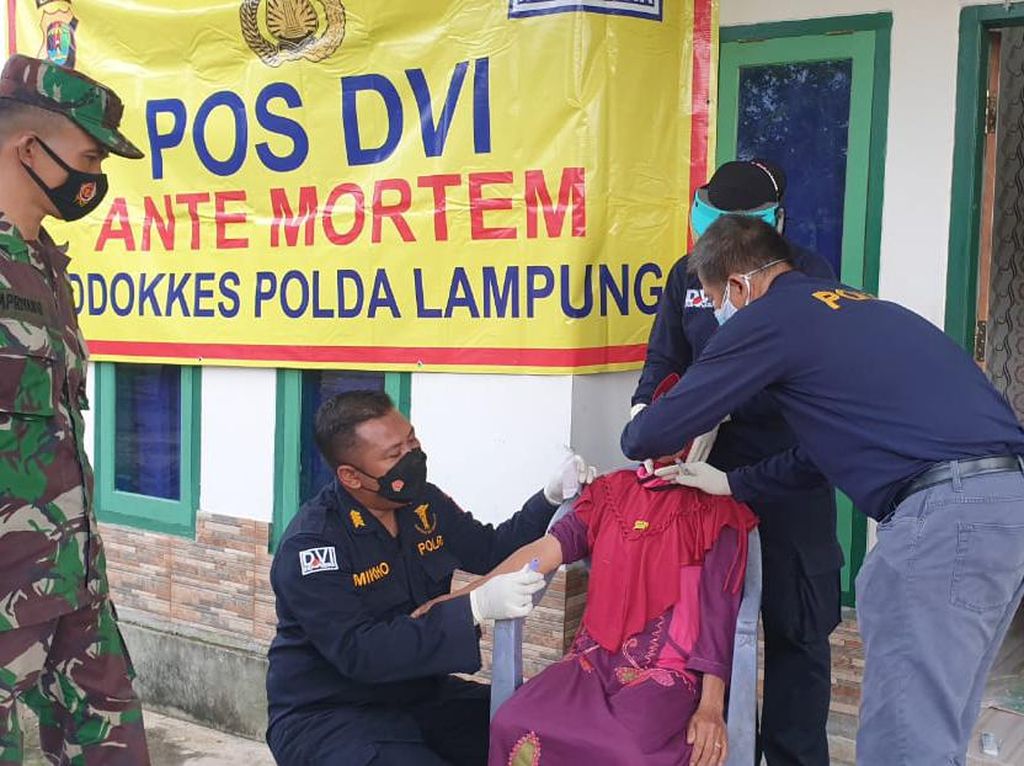 DVI Polda Lampung Ambil Sampel DNA Keluarga 3 Penumpang Sriwijaya Air DVI Polda Lampung Ambil Sampel DNA Keluarga 3 Penumpang Sriwijaya Air