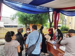 Keluarga Penumpang Sriwijaya Air SJ182 Terus Berdatangan ke Posko RS Polri