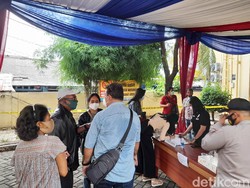 Keluarga Penumpang Sriwijaya Air SJ182 Terus Berdatangan ke Posko RS Polri