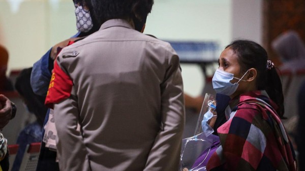 POSKO CRISIS CENTER DI BANDARA SOETTA Sejumlah warga yang merupakan kerabat dari penumpang pesawat Sriwijaya Air SJ182 rute Jakarta-Pontianak menunggu di Posko Crisis Center Terminal 2D Bandara Soekarno-Hatta, Tangerang, Banten, Sabtu (9/1/2021). Kementerian Perhubungan mendirikan posko crisis center di Terminal 2D untuk mengakomodir segala informasi terkait hilangnya pesawat tersebut. ANTARA FOTO/Fauzan/foc.