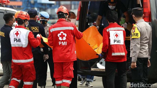 Tim SAR Kirim Bagian Tubuh Korban Sriwijaya Air ke RS Polri