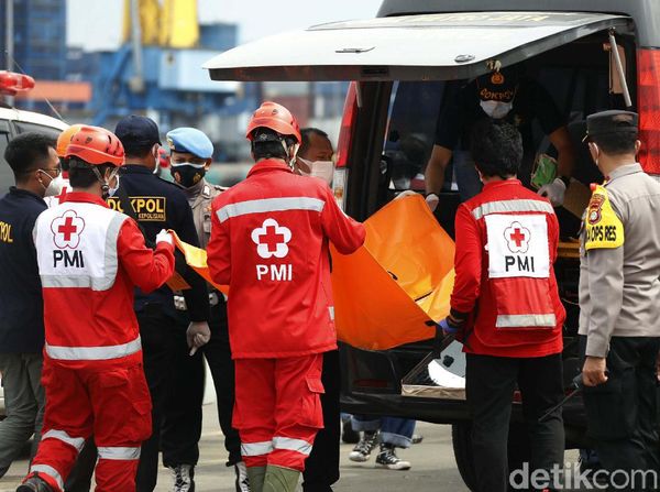 Tim SAR Kirim Bagian Tubuh Korban Sriwijaya Air ke RS Polri
