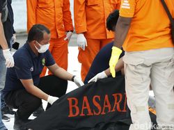 Petugas Kembali Evakuasi 1 Kantong Berisi Bagian Tubuh Korban Sriwijaya Air