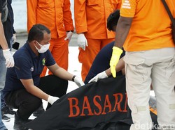 Petugas Kembali Evakuasi 1 Kantong Berisi Bagian Tubuh Korban Sriwijaya Air
