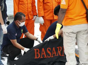 Petugas Kembali Evakuasi 1 Kantong Berisi Bagian Tubuh Korban Sriwijaya Air Petugas Kembali Evakuasi 1 Kantong Berisi Bagian Tubuh Korban Sriwijaya Air