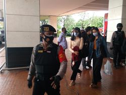 Keluarga Korban Sriwijaya Air SJ182 di Bandara Soetta Diantar ke RS Polri