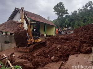 15 Orang Korban Longsor Cimanggung Sumedang Ditemukan Tim SAR 15 Orang Korban Longsor Cimanggung Sumedang Ditemukan Tim SAR
