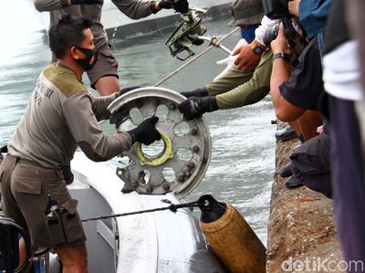 Proses Pemindahan Serpihan Sriwijaya Air SJ182 ke Daratan