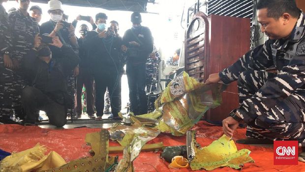 Komandan Letkol Laut (P) Ricky Intriadi melaporkan hasil pencarian Tim Kopaska Penyelam TNI AL yang menemukan puing pesawat Sriwijaya Air SJ 182. Dalam pemaparannya di KRI Thiptadi-381 Ricky menunjukkan sejumlah puing pesawat, baju polo, kaos, mukena, kabel, dan aviator breath oxygen.