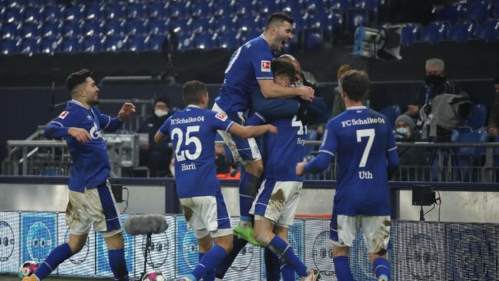 Schalke 04 GELSENKIRCHEN, GERMANY - JANUARY 09: Matthew Hoppe of FC Schalke 04 celebrates with teammates Amine Harit, Sead Kolasinac and Mark Uth after scoring their teams third goal during the Bundesliga match between FC Schalke 04 and TSG Hoffenheim at Veltins-Arena on January 09, 2021 in Gelsenkirchen, Germany. Sporting stadiums around Germany remain under strict restrictions due to the Coronavirus Pandemic as Government social distancing laws prohibit fans inside venues resulting in games being played behind closed doors. (Photo by Lars Baron/Getty Images)