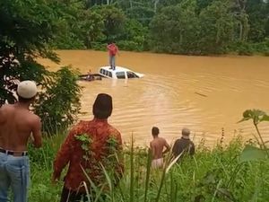 Nekat Terobos Luapan Sungai Jambi, Sebuah Mobil Berisi 3 Warga Terseret Arus