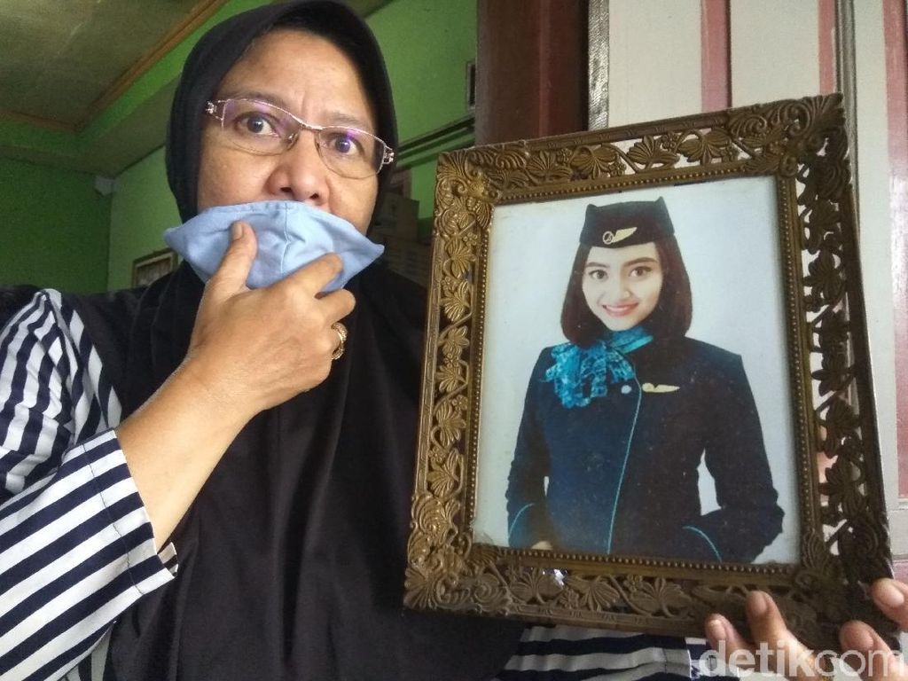 Keluarga Berharap Jenazah Pramugari SJ182 Oke Dhurrotul Ditemukan Keluarga Berharap Jenazah Pramugari SJ182 Oke Dhurrotul Ditemukan