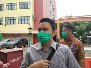 Sambangi RS Polri, Keluarga Kopilot Sriwijaya SJ182 Diambil Sampel DNA-nya Sambangi RS Polri, Keluarga Kopilot Sriwijaya SJ182 Diambil Sampel DNA-nya
