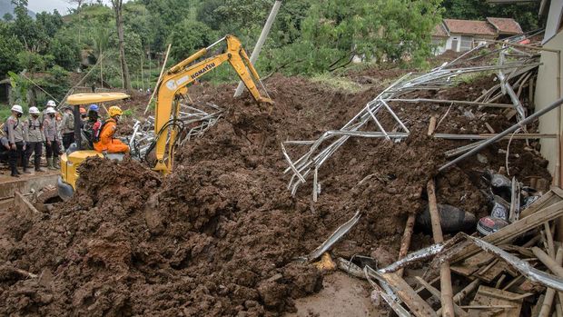 Petugas Basarnas mengoperasikan alat berat untuk pencarian korban tertimbun longsor di Cimanggung, Kabupaten Sumedang, Jawa Barat, Minggu (10/1/2021). Tanah longsor yang diduga terjadi akibat intensitas curah hujan yang tinggi pada Sabtu (9/1) sore tersebut mengakibatkan 12 orang korban meninggal dua dan belasan orang diperkirakan masih tertimbun serta 14 bangunan rusak berat. ANTARA FOTO/Novrian Arbi/wsj.