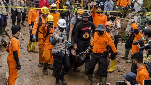 Petugas SAR gabungan mengevakuasi jenazah korban tanah longsor di Cimanggung, Kabupaten Sumedang, Jawa Barat, Minggu (10/1/2021). Tanah longsor yang diduga terjadi akibat intensitas curah hujan yang tinggi pada Sabtu (9/1) sore tersebut mengakibatkan 12 orang korban meninggal dua dan belasan orang diperkirakan masih tertimbun serta 14 bangunan rusak berat. ANTARA FOTO/Novrian Arbi/wsj.