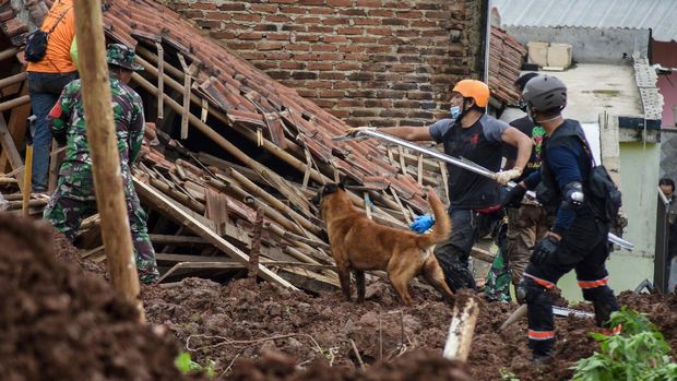 Rescuers search for survivors after two landslides killed at least 11 people, including a six-year-old boy, with scores more missing in Sumedang, West Java province on January 10, 2021. (Photo by Timur Matahari / AFP)