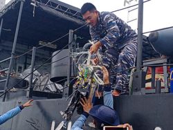 Penyelam Kopaska Temukan Life Vest-Pecahan Sriwijaya Air