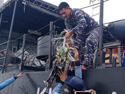 Penyelam Kopaska Temukan Life Vest-Pecahan Sriwijaya Air