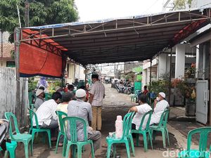 Tenda-Bendera Kuning Terpasang di Kediaman Pilot SJ182 di Bogor