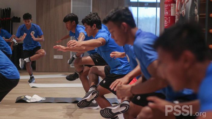 Timnas Indonesia U-19 Timnas Indonesia U-19 berlatih di gym.