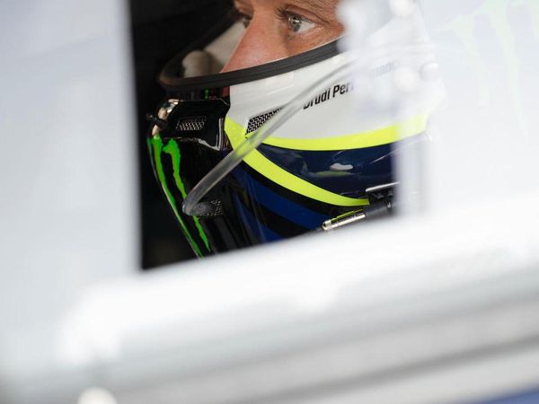 Gaya Valentino Rossi saat Balapan Pakai Mobil Ferrari