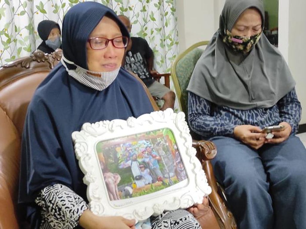 Ibu Ini Kenang Senyuman Anak yang Jatuh Bersama Sriwijaya Air SJ182 Ibu Ini Kenang Senyuman Anak yang Jatuh Bersama Sriwijaya Air SJ182