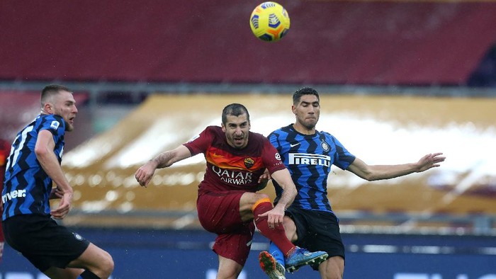 ROME, ITALY - JANUARY 10: Henrikh Mkhitaryan of Roma and Achraf Hakimi of Internazionale battle for possession during the Serie A match between AS Roma and FC Internazionale at Stadio Olimpico on January 10, 2021 in Rome, Italy. Sporting stadiums around Italy remain under strict restrictions due to the Coronavirus Pandemic as Government social distancing laws prohibit fans inside venues resulting in games being played behind closed doors. (Photo by Paolo Bruno/Getty Images)