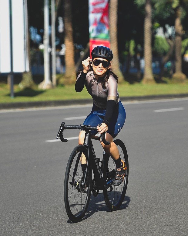 Athira Farina/instagram.com/athirafarina Athira Farina berolahraga sepeda/instagram.com/athirafarina