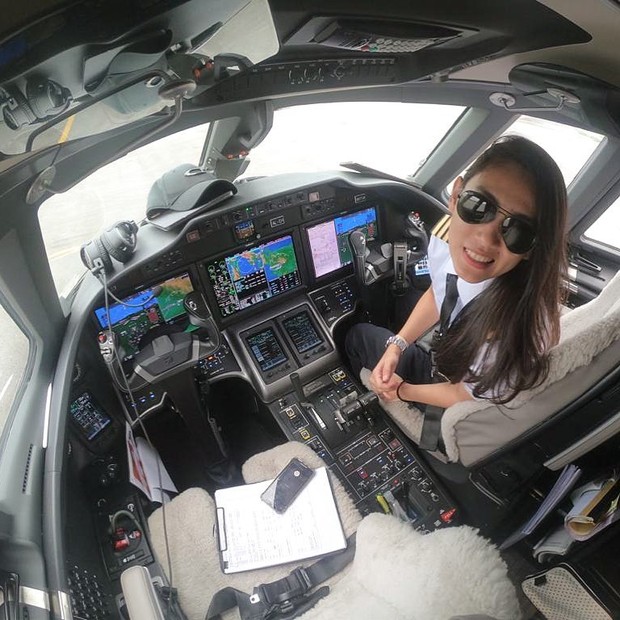 Athira Farina/instagram.com/athirafarina Athira Farina tengah bertugas di kabin pesawat/instagram.com/athirafarina