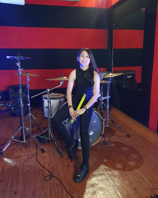 Athira Farina/instagram.com/athirafarina Athira Farina sedang bermain drum/instagram.com/athirafarina