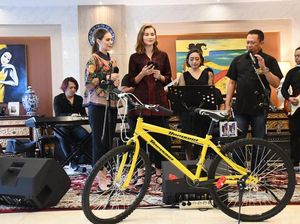 Gandeng YouTuber Bule, Bamsoet Giveaway Dua Sepeda hingga Ponsel