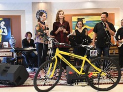 Gandeng YouTuber Bule, Bamsoet Giveaway Dua Sepeda hingga Ponsel