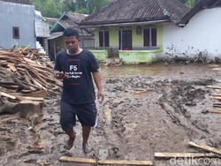 Banjir Lagi,  Warga Desa Sekarputih Pasuruan Kembali Panen Lumpur