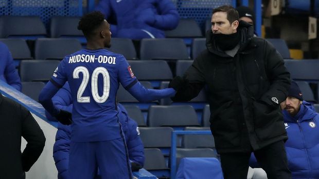 Chelsea's head coach Frank Lampard, right, shakes hands with Chelsea's Callum Hudson-Odoi during the English FA Cup third round soccer match between Chelsea and Morecambe at Stamford Bridge Stadium in London, Sunday, Jan. 10, 2021. (AP Photo/Matt Dunham)