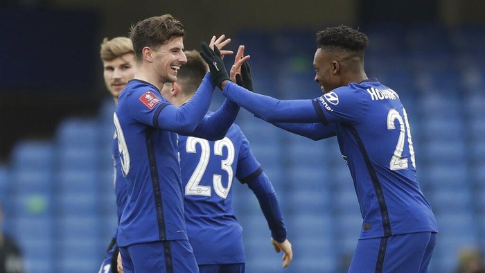 Chelseas Mason Mount, left, celebrates with Chelseas Callum Hudson-Odoi after scoring his sides opening goal during the English FA Cup third round soccer match between Chelsea and Morecambe at Stamford Bridge Stadium in London, Sunday, Jan. 10, 2021. (AP Photo/Matt Dunham)