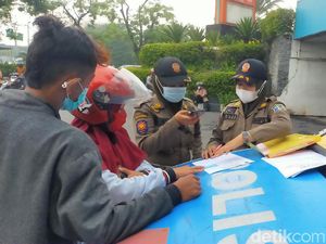 Beda Aturan Satpol PP dengan Polisi di Hari Pertama Penerapan PPKM Surabaya Beda Aturan Satpol PP dengan Polisi di Hari Pertama Penerapan PPKM Surabaya
