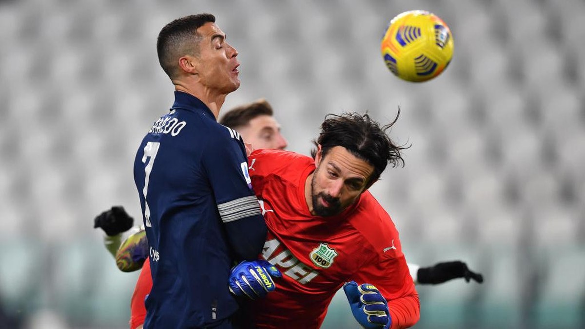 Cristiano Ronaldo Terbang Lagi, Kiper Lompat pun Lewat! (Foto: Getty Images/Valerio Pennicino)