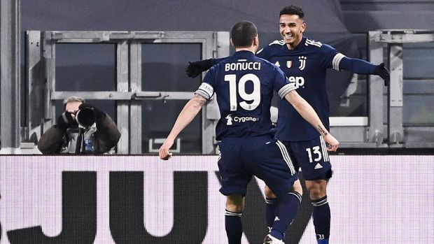 Danilo Juventus' Danilo (13) celebrates with teammate Leonardo Bonucci (19) after scoring a goal during an Italian Serie A soccer match between Juventus and Sassuolo at Allianz stadium in Turin, Italy, Sunday, Jan. 10, 2021. (Marco Alpozzi/LaPresse via AP)