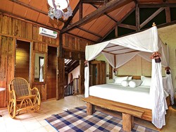 Resort Cakep Berkonsep Pedesaan di Cirebon, Manusia Ikan Pecahkan Rekor