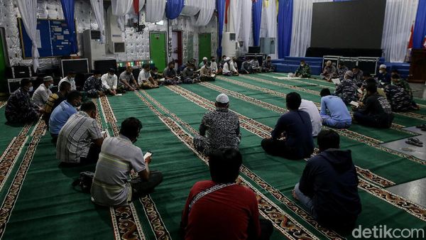 Doa Bersama untuk Korban Sriwijaya Air SJ182 di KRI Semarang